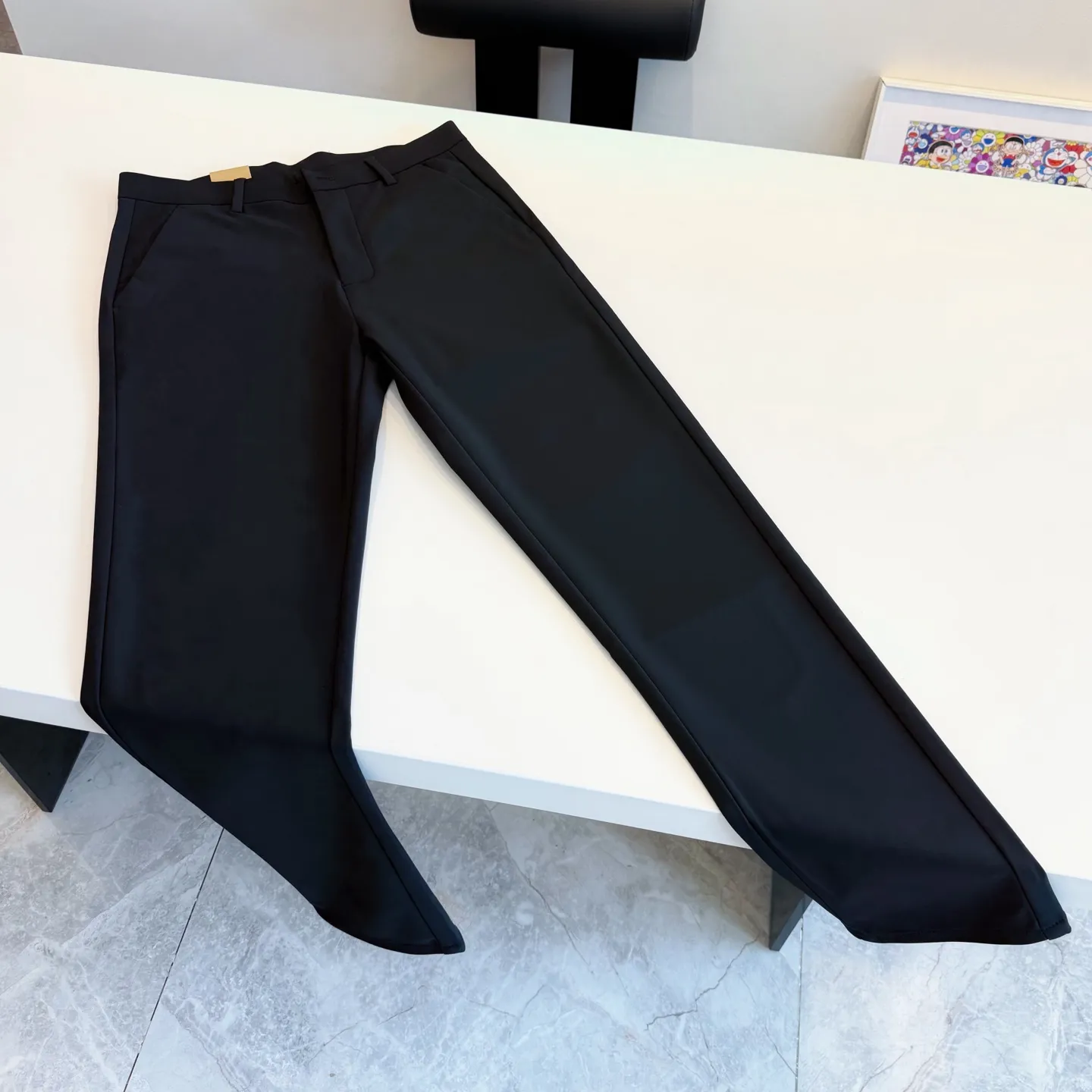 P210 Style number: D430 Raff suit trousers, clean black trousers. The most classic and best-selling fashion series. Casual thick milk silk trousers. Perfect fit. The golden ratio between trousers length and slim fit, which is between trousers and nine-pointers. It is just right. It comes with Lycra soft. It is thick, the fabric is stiff and elastic. The milk silk fabric has been treated with a special process and has the characteristics of no ironing, anti-wrinkle, anti-static, and non-stick hair! Pants with letter logo on the back pocket, simple and low-key. Size: M-4XL 30-35 30 recommended (100-120 jins) 31 recommended (120-135 jins) 32 recommended (135-145 jins) 34 recommended (145-160 jins) 35 recommended (160-180 jins)